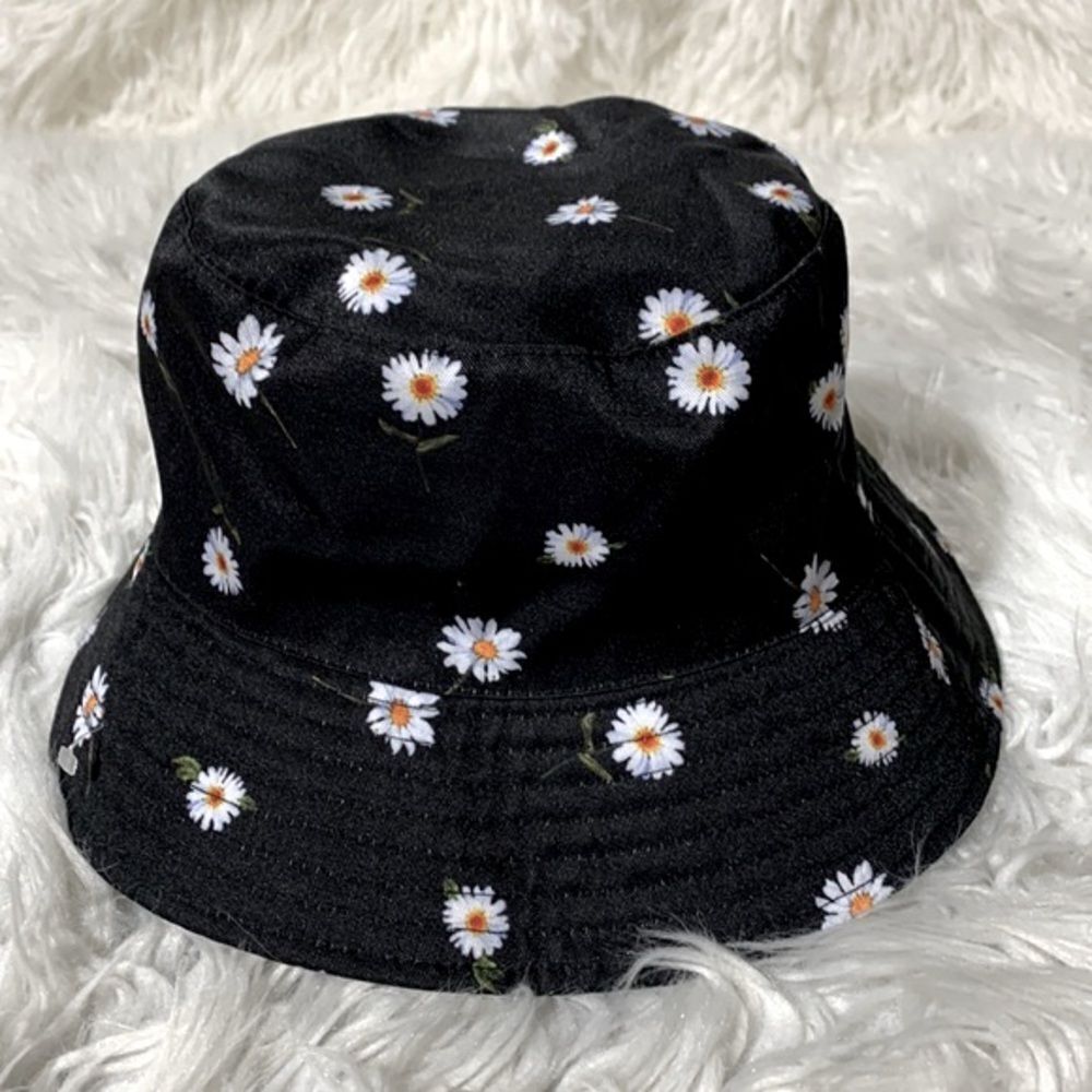 ALICE + OLIVIA reversible bucket hat daisy floral/white NWOT